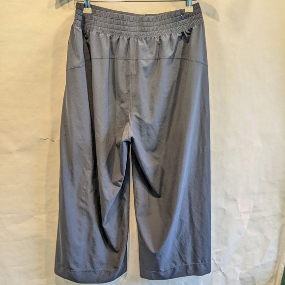Lululemon Wanderer Culottes in true navy size 10 like new - Picture 12 of 14